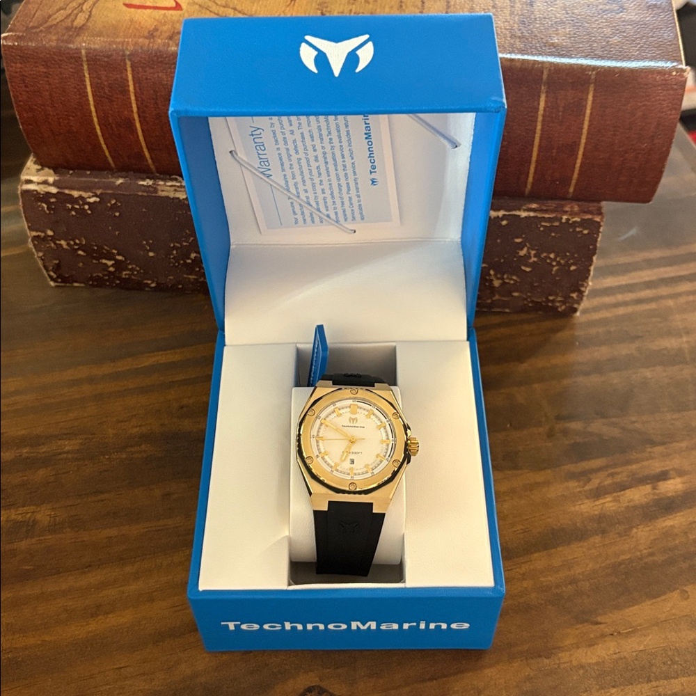 Technomarine Gold and Black Timepiece woman Gold coral legacy 36mm.